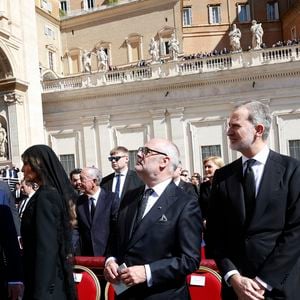 Le président américain Donald Trump, sa femme Melania Trump, Le roi Felipe VI et la reine Letizia d’Espagne - Le roi Felipe VI et la reine Letizia d’Espagne, assistent aux funérailles du pape François devant la basilique Saint Pierre à Rome, le 26 avril 2025. 
© Casa de SM El Rey / Bestimage LALO YASKY / BESTIMAGE
