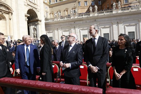 Le président américain Donald Trump, sa femme Melania Trump, Le roi Felipe VI et la reine Letizia d’Espagne - Le roi Felipe VI et la reine Letizia d’Espagne, assistent aux funérailles du pape François devant la basilique Saint Pierre à Rome, le 26 avril 2025. 
© Casa de SM El Rey / Bestimage LALO YASKY / BESTIMAGE