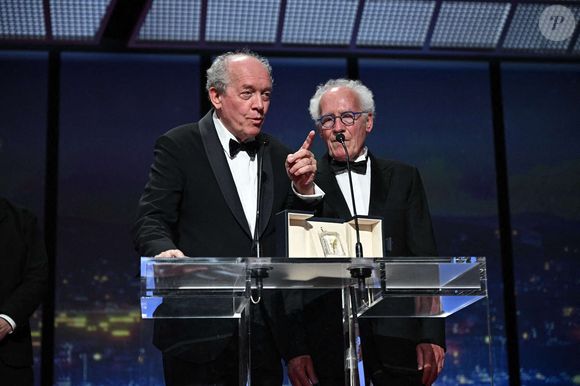 Le coproducteur belge Luc Dardenne et le coproducteur belge Jean-Pierre Dardenne s'expriment sur scène après avoir remporté le prix du meilleur scénario pour le film "Jeunes Meres" (The Young Mother's Home) lors de la cérémonie de clôture de la 78e édition du Festival de Cannes à Cannes, France, le 24 mai 2025. Photo de David Niviere/ABACAPRESS.COM