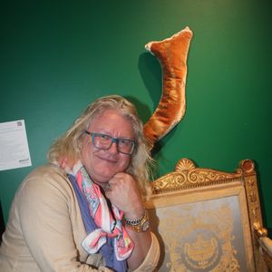 Info - La collection "Napoléon" de Pierre-Jean Chalençon vendue à 8,7 millions d'euros - Exclusif - Pierre-Jean Chalençon - Exposition de la collection de Pierre-Jean Chalençon pour la vente "Napoléon: Une collection historique" chez Sotheby's à Paris le 19 juin 2025.
C'est le styliste Jean-Charles de Castelbajac, qui a apporté sa touche colorée à la vitrine de la vente du 25 juin, consacrée aux objets provenant du trésor de Pierre-Jean Chalençon, l'un des plus grands collectionneurs privés d'objets napoléoniens au monde. © Baldini/Bestimage