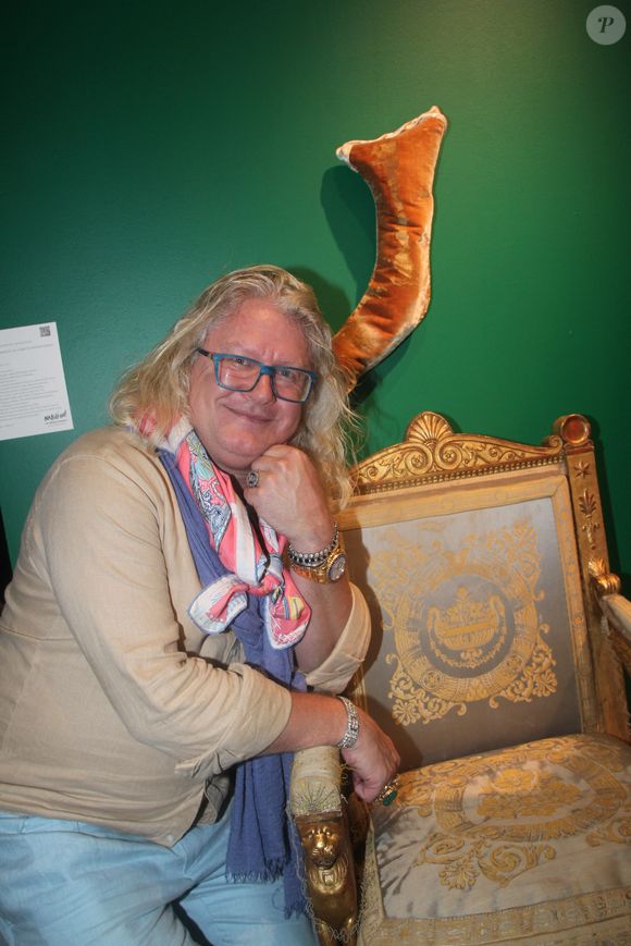 Info - La collection "Napoléon" de Pierre-Jean Chalençon vendue à 8,7 millions d'euros - Exclusif - Pierre-Jean Chalençon - Exposition de la collection de Pierre-Jean Chalençon pour la vente "Napoléon: Une collection historique" chez Sotheby's à Paris le 19 juin 2025.
C'est le styliste Jean-Charles de Castelbajac, qui a apporté sa touche colorée à la vitrine de la vente du 25 juin, consacrée aux objets provenant du trésor de Pierre-Jean Chalençon, l'un des plus grands collectionneurs privés d'objets napoléoniens au monde. © Baldini/Bestimage