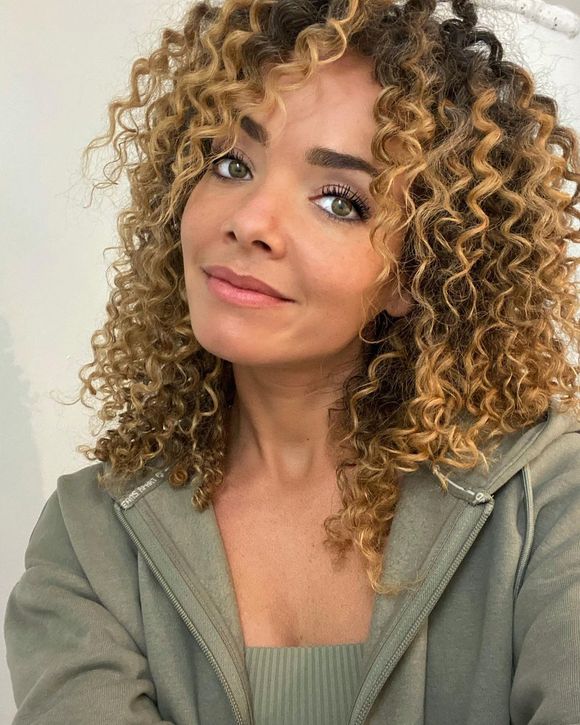 Elle co-anime le programme avec Denis Brogniart et Christophe Beaugrand.

Anaïs Grangerac sur Instagram