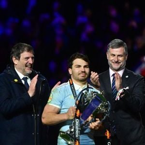 Le capitaine de l'équipe de France, Antoine Dupont, soulève le trophée du Tournoi des Six Nations aux côtés de ses coéquipiers pour célébrer la victoire de la France dans la compétition, à l'issue du match contre l'Angleterre au Stade de France, à Saint-Denis, au nord de Paris, le 14 mars 2026.

© Christian Liewig / Bestimag