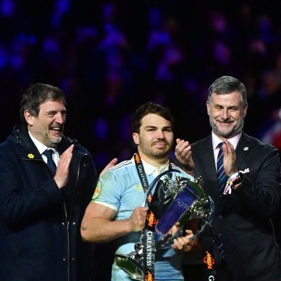 Le capitaine de l'équipe de France, Antoine Dupont, soulève le trophée du Tournoi des Six Nations aux côtés de ses coéquipiers pour célébrer la victoire de la France dans la compétition, à l'issue du match contre l'Angleterre au Stade de France, à Saint-Denis, au nord de Paris, le 14 mars 2026.

© Christian Liewig / Bestimag