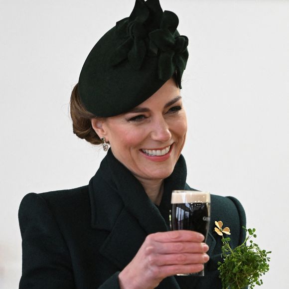 La princesse de Galles savoure un verre de Guinness lors d'une visite aux Irish Guards pour leur défilé de la Saint-Patrick à Wellington Barracks à Londres, Royaume-Uni, le lundi 17 mars 2025. © Mulholland Eddie/PA Photos/ABACA