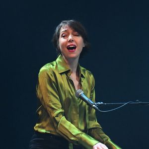Seule sur scène avec son instrument, l'artiste nantaise a rapidement conquis le public et rendu un bel hommage à son idole.
Jeanne Cherhal - Soirée "FreeGleizes" au Bataclan à Paris le 29 janvier 2026. En soutien à Christophe Gleizes, journaliste sportif emprisonné en Algérie pour avoir exercé son métier. © Lionel Urman/Bestimage