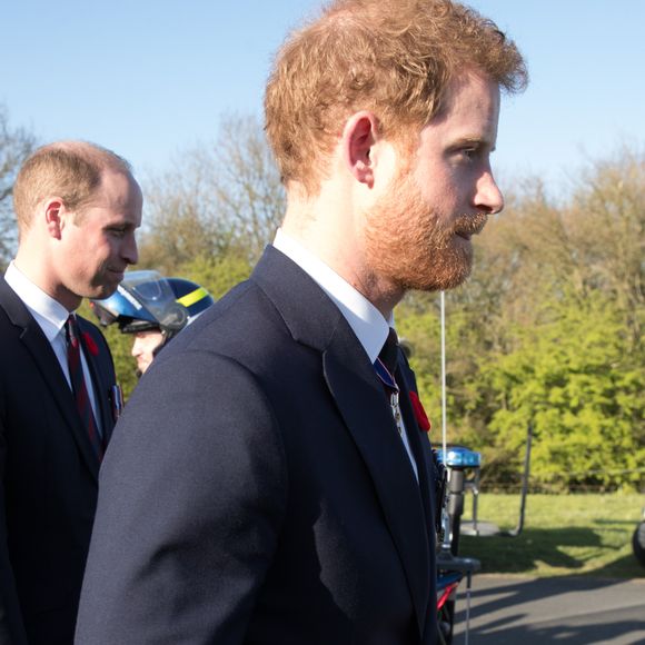 Des tensions sont présentes au sein de la famille royale depuis le départ des Sussex en janvier 2020.

Le prince Harry et le prince William lors des commémorations des 100 ans de la bataille de Vimy, (100 ans jour pour jour, le 9 avril 1917) dans laquelle de nombreux Canadiens ont trouvé la mort lors de la Première Guerre mondiale, au Mémorial national du Canada, à Vimy, France, le 9 avril 2017. © Cyril Moreau/Bestimage