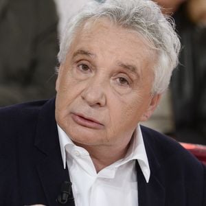 Installé dans une magnifique villa avec piscine et vue mer située au Cap Bénat à Bormes-les-Mimosas, Michel Sardou a dit adieu à la scène et profite désormais de sa retraite avec son épouse Anne-Marie Périer. 

Michel Sardou - Enregistrement de l'émission " Vivement Dimanche " Spéciale Les enfants du Top 50