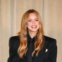 Virginie Efira arbore ses jambes fuselées avec une veste XXL face à Catherine Deneuve en trench