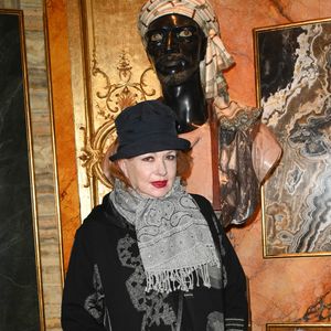 Interrogée sur la reproduction sociale, elle a ironisé qu’« il devrait y avoir quelques chirurgies du cerveau » pour pallier la facilité perçue de certaines carrières.

Semi-exclusif - Catherine Jacob - Dédicace du livre de Sylvana Lorenz "Madame Cardin" à la galerie Darmo à Paris le 24 novembre 2021. 

© Coadic Guirec/Bestimage