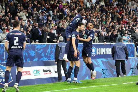Sur les photos, on peut voir son fils aux côtés de Vincent Sasso, footballeur de l’équipe de Dunkerque

Ouverture du score et joie des joueurs de Dunkerque sur un but de Vincent Sasso (Dunkerque) lors du match Dunkerque vs Paris Saint-Germain, Coupe de France demi-finale, Decathlon Arena stade Pierre Mauroy Villeneuve d'Ascq, le 1 avril 2025. Laurent Sanson/PsnewZ/Bestimage
