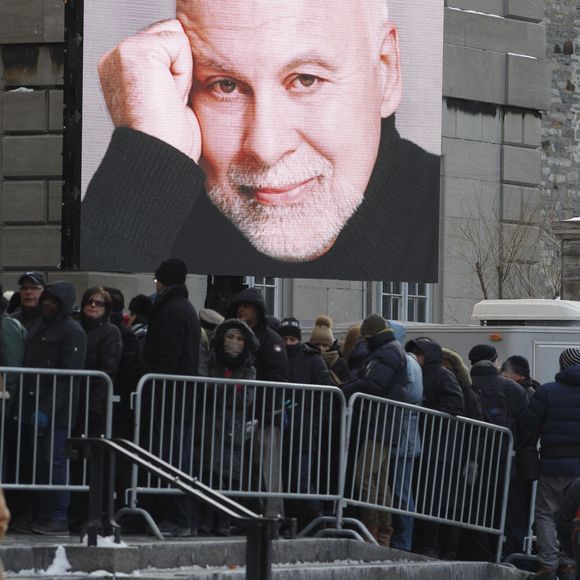 Des personnes font la queue devant la basilique Notre-Dame à Montréal, Canada, le 21 janvier 2016 pour rendre hommage à René Angelil, mari et manager de la chanteuse canadienne Céline Dion, décédé le 14 janvier 2016 à l'âge de 73 ans. Photo par PIerre Roussel/Quebec Presse/ABACAPRESS.COM