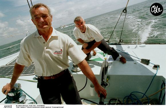 Archives : Eric Tabarly sur son voilier AGENCE / BESTIMAGE