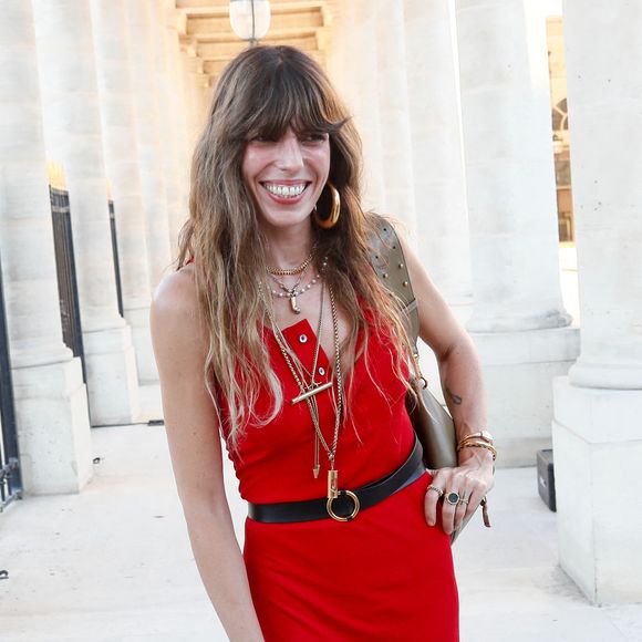 Elle y souhaite un joyeux anniversaire à sa grande soeur,

Lou Doillon - Prix ANDAM dans les jardins du Palais Royal à Paris, France, le 30 juin 2025. © Christophe Clovis / Bestimage