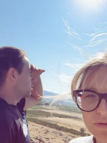 Ludovic (L'amour est dans le pré) et sa chérie Julia témoins des flammes qui mettent à sac le département de l'Aude
