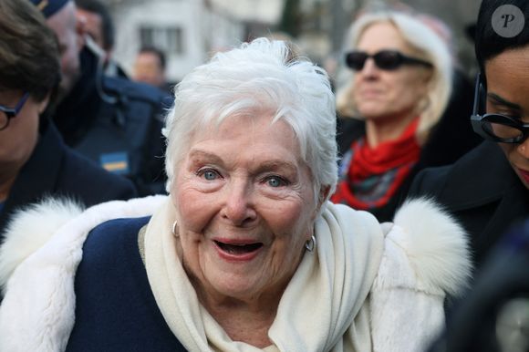 Line Renaud - Line Renaud, 97 ans, a inauguré un jardin public qui porte son nom, à Lille, France, le mercredi 17 décembre 2025.

© Claude Dubourg/Bestimage