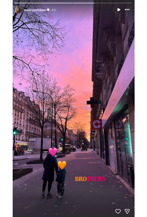 L'animatrice a mis en avant deux de ses enfants, ses aînés, complices sur le chemin de l'école, face à un levé du soleil superbe dans les rues de Paris.

Marie Portolano partage une rare photo de deux de ses enfants.
