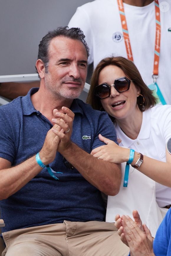 Jean Dujardin et sa femme Nathalie Péchalat - Célébrités en tribunes des Internationaux de France de tennis de Roland Garros 2023 à Paris le 11 juin 2023. © Jacovides-Moreau/Bestimage