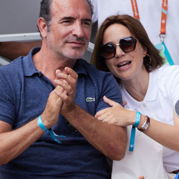 Jean Dujardin et sa femme Nathalie Péchalat - Célébrités en tribunes des Internationaux de France de tennis de Roland Garros 2023 à Paris le 11 juin 2023. © Jacovides-Moreau/Bestimage