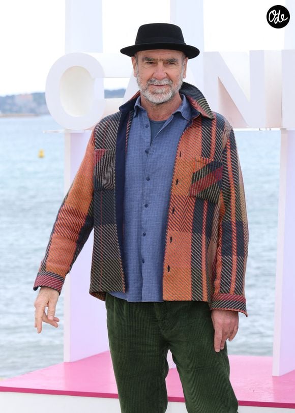"Bouliste, c'était surtout quand j'étais petit", confie-t-il à La Provence.
Eric Cantona - Photocall "Brigade Anonyme" sur la plage du Majestic lors de la 9ème édition de "CanneSeries" à Cannes le 26 Avril 2026. © Denis Guignebourg / Bestimage