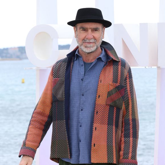 "Bouliste, c'était surtout quand j'étais petit", confie-t-il à La Provence.
Eric Cantona - Photocall "Brigade Anonyme" sur la plage du Majestic lors de la 9ème édition de "CanneSeries" à Cannes le 26 Avril 2026. © Denis Guignebourg / Bestimage