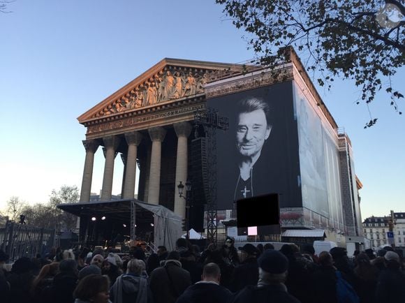 L’appartement était situé au 13 rue de la Tour des Dames, où Johnny vivait avec sa tante et ses cousins.

Illustration de l'église de La Madeleine avec le portrait de Johnny Hallyday sur la façade le jour de ses obsèques à Paris. Le 9 décembre 2017
© Céline Bonnarde / Bestimage