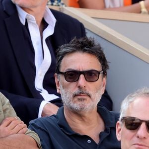 Yvan Attal - Célébrités dans les tribunes de la finale homme des Internationaux de France de tennis de Roland Garros 2024 à Paris le 9 juin 2024. © Jacovides-Moreau/Bestimage