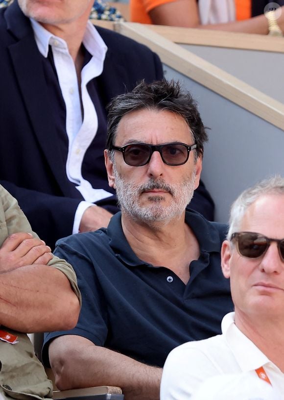 Yvan Attal - Célébrités dans les tribunes de la finale homme des Internationaux de France de tennis de Roland Garros 2024 à Paris le 9 juin 2024. © Jacovides-Moreau/Bestimage