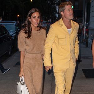 New York, NY - Brad Pitt et Ines De Ramon sortent pour un dîner intime au Sistina, faisant une entrée remarquée dans ce lieu branché. Sur la photo : Ines De Ramon, Brad Pitt. Backgrid USA / Bestimage