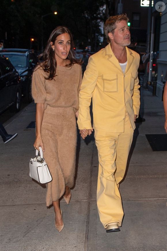 New York, NY - Brad Pitt et Ines De Ramon sortent pour un dîner intime au Sistina, faisant une entrée remarquée dans ce lieu branché. Sur la photo : Ines De Ramon, Brad Pitt. Backgrid USA / Bestimage