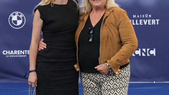 Charlotte de Turckheim installée en Provence dans un village fréquenté par les plus grands : elle s’associe avec sa fille Julia Piaton sur un projet unique