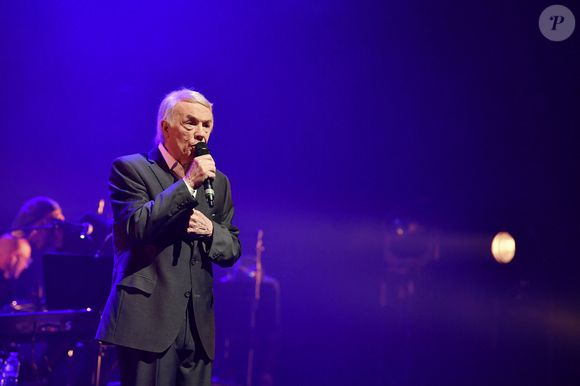 Salvatore Adamo se produit à l'Olympia à Paris, France, le 1er octobre 2024. Photo par Christophe Meng / ABACAPRESS.COM