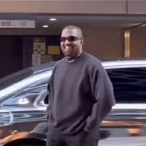 Kanye West et Bianca Censori font une entrée remarquée à bord d'une voiture miroir, avec Kanye qui se lance dans une danse joyeuse alors qu'ils profitent d'un déjeuner animé chez Ippudo Ginza à Tokyo, au Japon, le 8 décembre 2024. © Backgrid USA / Bestimage