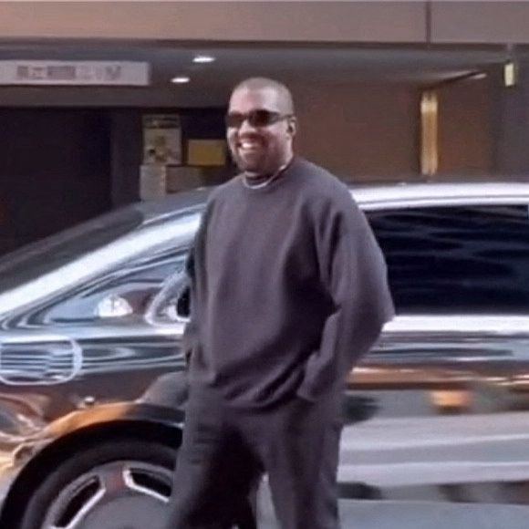 Kanye West et Bianca Censori font une entrée remarquée à bord d'une voiture miroir, avec Kanye qui se lance dans une danse joyeuse alors qu'ils profitent d'un déjeuner animé chez Ippudo Ginza à Tokyo, au Japon, le 8 décembre 2024. © Backgrid USA / Bestimage