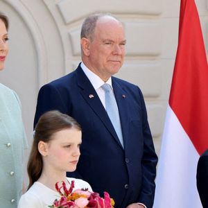 Le président Emmanuel Macron et son épouse Brigitte effectuent une visite d’État historique à Monaco, la première depuis celle de François Mitterrand il y a plusieurs décennies.

Le Prince Albert II de Monaco, la Princesse Charlène (à gauche) et leurs enfants Gabriella
(2e à gauche) et Jacques (à droite) attendent l'arrivée du président français pour une visite d'État de deux jours. Photo by Ludovic Marin/Pool/ABACAPRESS.COM