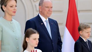 Charlene de Monaco et Gabriella optent pour des looks printaniers aux côtés du prince Albert et de Jacques lors d’un événement historique