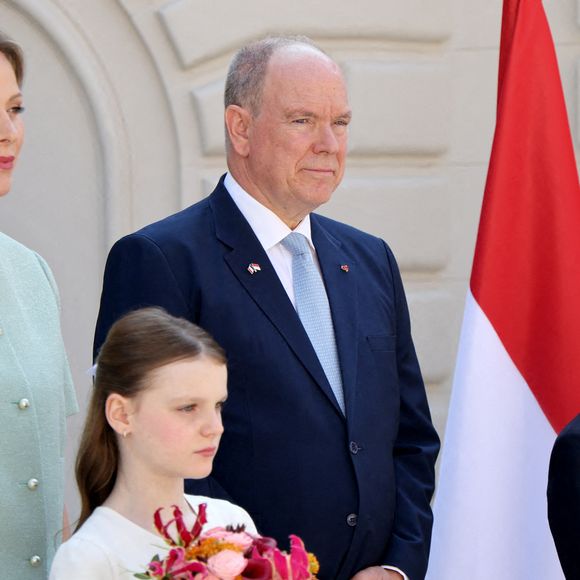 Le président Emmanuel Macron et son épouse Brigitte effectuent une visite d’État historique à Monaco, la première depuis celle de François Mitterrand il y a plusieurs décennies.

Le Prince Albert II de Monaco, la Princesse Charlène (à gauche) et leurs enfants Gabriella
(2e à gauche) et Jacques (à droite) attendent l'arrivée du président français pour une visite d'État de deux jours. Photo by Ludovic Marin/Pool/ABACAPRESS.COM