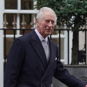 Charles III est atteint d'un cancer depuis d'un an

Charles III quittant la London Clinic dans le centre de Londres après avoir passé trois nuits à recevoir des soins médicaux suite au traitement d'une hypertrophie de la prostate. Photo par Lucy North/PA Wire/ Abaca