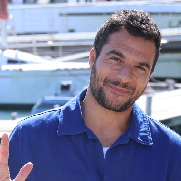 Le chanteur a confié qu'un musicien était malade, précisant ne pas pouvoir se passer de lui.

Amir Haddad - Photocall de la série "La Belle et le Boulanger" lors du 27ème Festival de la Fiction de la Rochelle (16 - 21 septembre 2025), le 17 septembre 2025.
© Denis Guignebourg / Bestimage