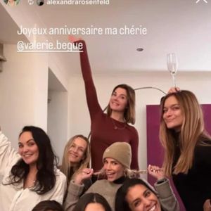 Elle est partie avec d'autres reines de beauté, notamment Valérie Bègue, l'ex de Camille Lacourt. 

Captures d'écran de l'Instagram d'Alice Detollenaere.