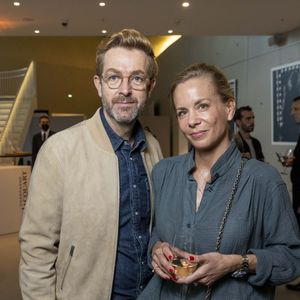 Aujourd'hui épanoui et exposé à travers le monde, l'artiste de 58 ans assume enfin son parcours et sa double identité au grand jour.

Exclusif - Alexandre Delpérier et sa compagne Johanna - Vernissage de l'exposition photographique de Nikos Aliagas "Regards Miroirs" à la Seine Musicale à Boulogne-Billancourt le 14 avril 2022. "Regards Miroirs" proposera de découvrir des tirages à l'intérieur du bâtiment, mais également dans une vidéo interactive diffusée sur l'écran géant du parvis de la Seine Musicale. © Cyril Moreau/Bestimage