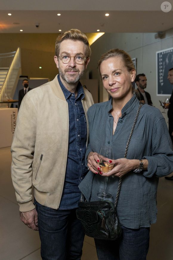 Aujourd'hui épanoui et exposé à travers le monde, l'artiste de 58 ans assume enfin son parcours et sa double identité au grand jour.

Exclusif - Alexandre Delpérier et sa compagne Johanna - Vernissage de l'exposition photographique de Nikos Aliagas "Regards Miroirs" à la Seine Musicale à Boulogne-Billancourt le 14 avril 2022. "Regards Miroirs" proposera de découvrir des tirages à l'intérieur du bâtiment, mais également dans une vidéo interactive diffusée sur l'écran géant du parvis de la Seine Musicale. © Cyril Moreau/Bestimage