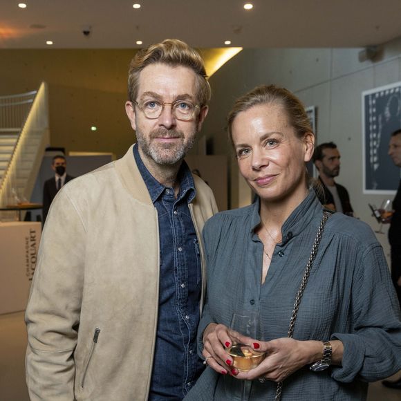 Aujourd'hui épanoui et exposé à travers le monde, l'artiste de 58 ans assume enfin son parcours et sa double identité au grand jour.

Exclusif - Alexandre Delpérier et sa compagne Johanna - Vernissage de l'exposition photographique de Nikos Aliagas "Regards Miroirs" à la Seine Musicale à Boulogne-Billancourt le 14 avril 2022. "Regards Miroirs" proposera de découvrir des tirages à l'intérieur du bâtiment, mais également dans une vidéo interactive diffusée sur l'écran géant du parvis de la Seine Musicale. © Cyril Moreau/Bestimage