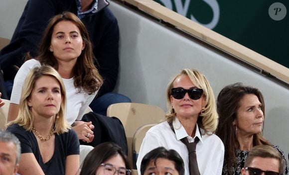 Laeticia Hallyday et Cécile Angeli en tribunes lors des Internationaux de France de Tennis de Roland Garros 2025, à Paris, France, le 6 juin 2025. © Jacovides-Moreau/Bestimage