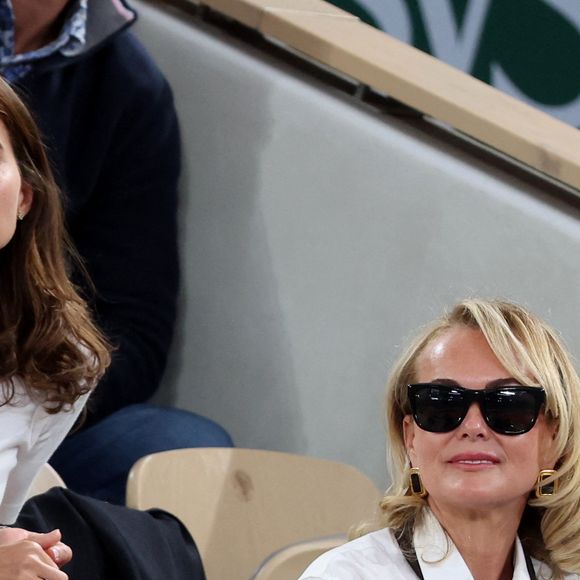 Laeticia Hallyday et Cécile Angeli en tribunes lors des Internationaux de France de Tennis de Roland Garros 2025, à Paris, France, le 6 juin 2025. © Jacovides-Moreau/Bestimage