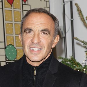 Nikos Aliagas lors de l'ouverture d'un pop-up éphémère Star Academy inspiré du château de Dammarie-les-Lys dans le quartier de la République à Paris baptisé "L'appart de Noël" le 17 décembre 2025. © Coadic Guirec / Bestimage