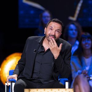 Exclusif - Exclusif - Kamel Ouali lors de l'enregistrement de l'émission "La Boîte à secrets", présentée par F.Bollaert et diffusée le 3 octobre 2025 sur France 3, dans les studios du Lendit à Saint-Denis, Seine Saint-Denis, France, le 9 septembre 2025. © Pierre Perusseau/Bestimage