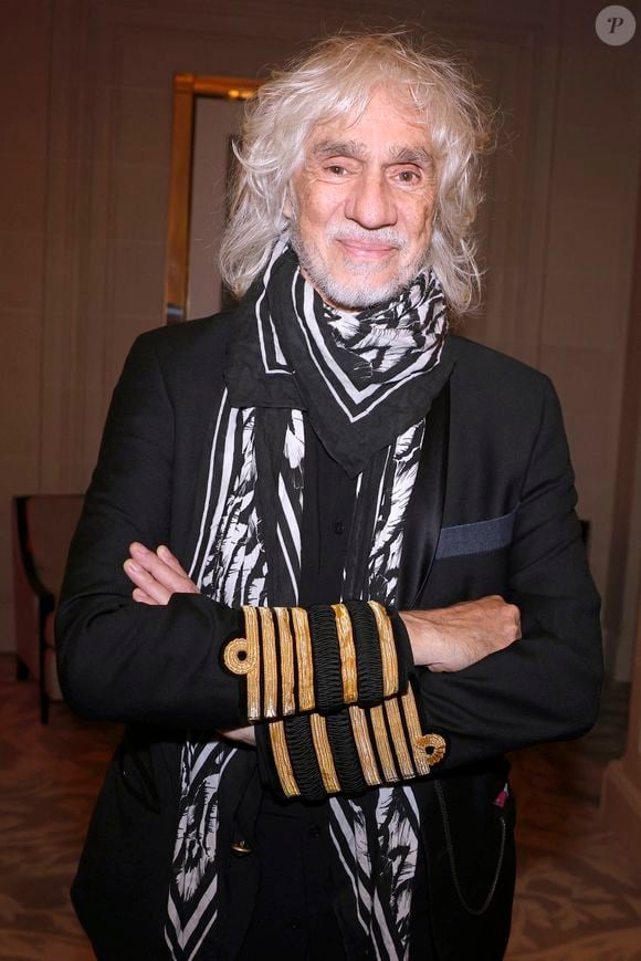 Louis Bertignac va prêter main forte à Lara Fabian le samedi 18 avril prochain durant un prime des auditions à l'aveugle. Une manière pour la production de célébrer les 15 ans de l'émission.

Louis Bertignac - Soirée de gala pour la Fondation de la Recherche en Physiologie, "Les Stéthos d'Or" au Four Seasons Hôtel George V à Paris le 16 mars 2026. © Cédric Perrin/Bestimage