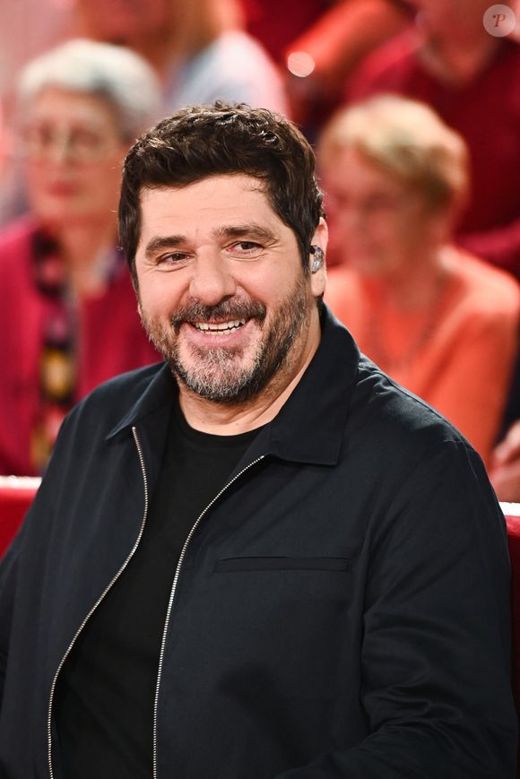 En parallèle, Patrick Fiori poursuit ses projets, notamment un concert au Stade Vélodrome de Marseille.

Exclusif - Patrick Fiori - Enregistrement de l'émission Vivement dimanche, diffusée sur France 3 le 17 novembre 2024. © Guillaume Gaffiot / Bestimage