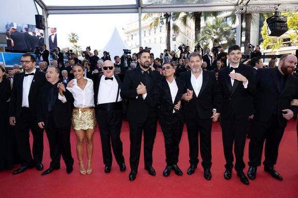 Alice Belaidi, Artus, Clovis Cornillac, Marc Riso et l'équipe du film "Un p'tit truc en plus" lors du 77ème Festival International du Film de Cannes, au Palais des Festivals à Cannes, le 22 mai 2024.

© Jacovides-Moreau / Bestimage